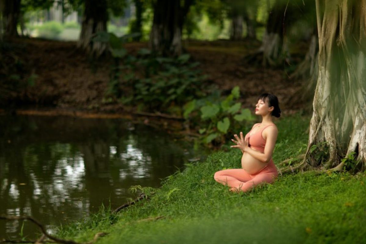 Luyện tập cần dưới sự hướng dẫn tỉ mỉ huấn luyện viên yoga bầu.